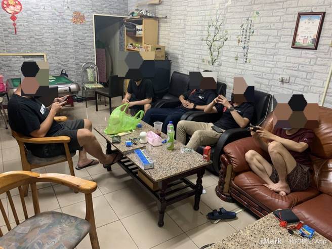 端午連假民眾相對放鬆，北斗分局針對違法群聚加強巡邏查緝，13日晚間在北斗鎮中山路一處民宅，發現屋外電動機車數臺，屋內人聲吵雜疑似有群聚情事，經查發現屋內有6名外籍移工在飲酒聚餐。(警方提供／吳建輝彰化傳真)