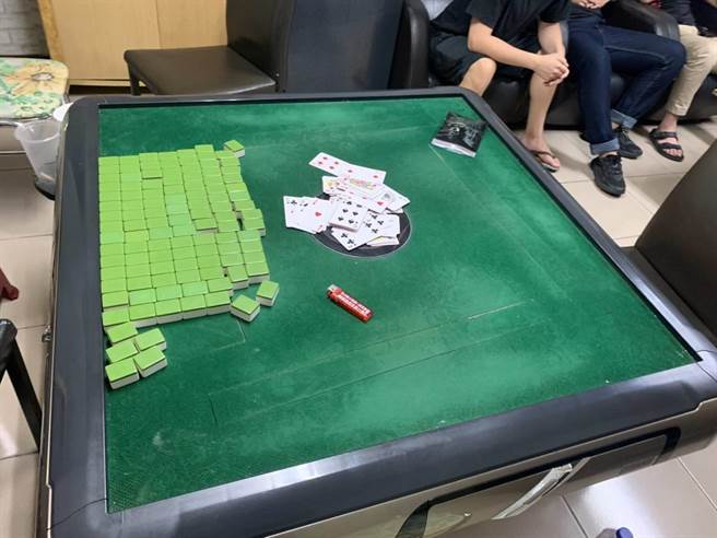 復興路某民宅車庫還查獲賭博案件，現場一共有9人聚賭，警方當場查扣鋪克牌及相關賭資，並依賭博罪送辦，另外因違反群聚規定也開出9張稽查單。(警方提供／吳建輝彰化傳真)