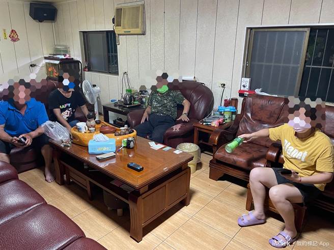 北斗警分局長王國峯表示，國內疫情仍然嚴峻，民眾應減少非必要外出及活動，切勿有違規群聚情形發生。另外籍移工雇主應善盡管理職責，宣導並管理所屬移工遵守防疫規定，以免造成防疫破口。(警方提供／吳建輝彰化傳真)