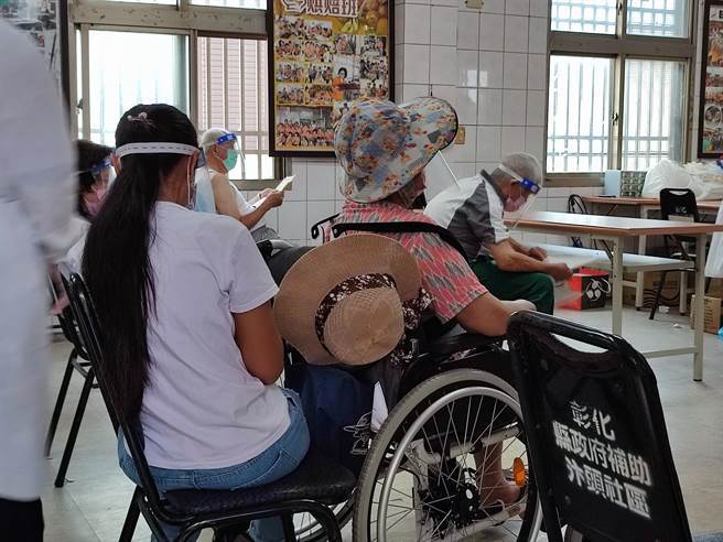 今天上午溪湖保安宮擠滿排隊長輩，有家屬表示，昨天接到衛生局電話眼淚差點流出，二話不說一早就帶著家裡的老父母到社區施打。(吳建輝攝)