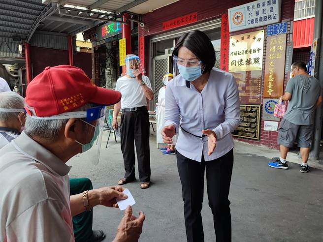 溪湖鎮長黃瑞珠也到現場關心長輩，提醒要多喝開水，疫苗施打要２個禮拜才有效果，呼籲長輩不要趴趴走。(吳建輝攝)