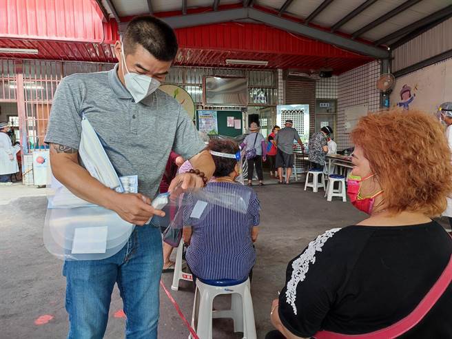 溪湖大竹里長何炳樺也拿來120個防護面罩，暖心發給現場所有長輩。(吳建輝攝)