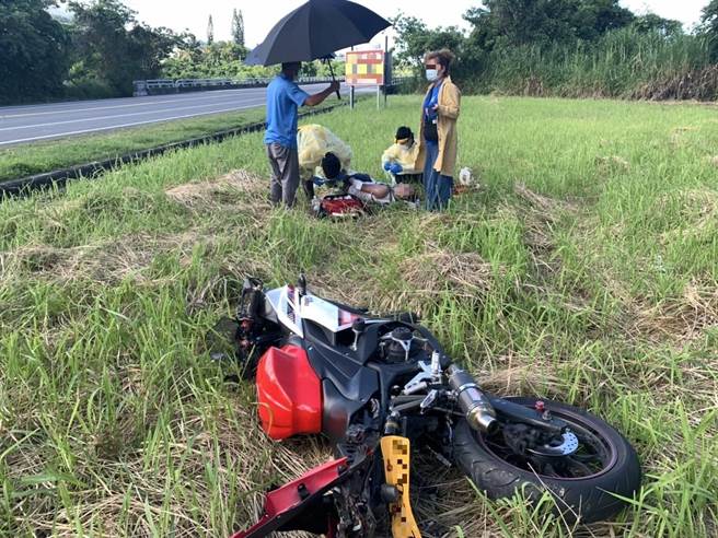 来自新北市的高男13日骑重机在成功镇车祸，连人带车飞越水沟掉落农田。（台东县警局成功分局提供／蔡旻妤台东传真）