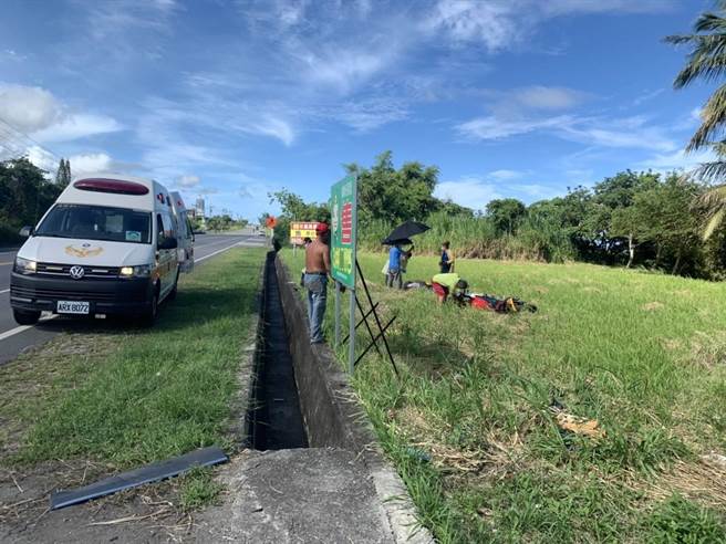 来自新北市的高男13日骑重机在成功镇车祸，连人带车飞越水沟掉落农田。（台东县警局成功分局提供／蔡旻妤台东传真）