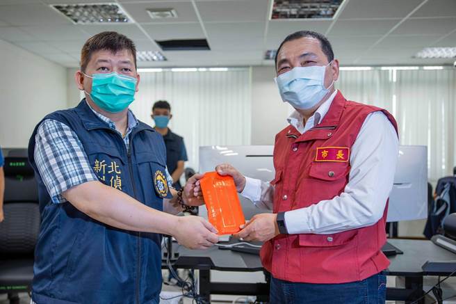 新北市长侯友宜今（14日）上午前往市刑大慰问。（新闻局提供）