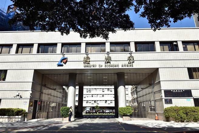 經濟部擬爭取旗下國營與投資事業接種疫苗，包括油糖水電、中鋼與漢翔8家企業，目前由各公司提報關鍵人力清單，彙整後將交由疾管署審核。(資料照)