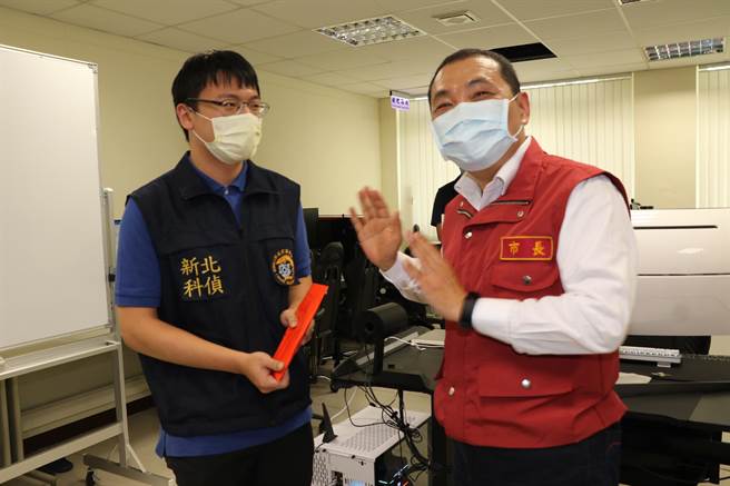 新北市長侯友宜今（14日）上午前往市刑大慰問同時致贈10萬元慰問金給因公染疫的同仁。（社會局提供）
