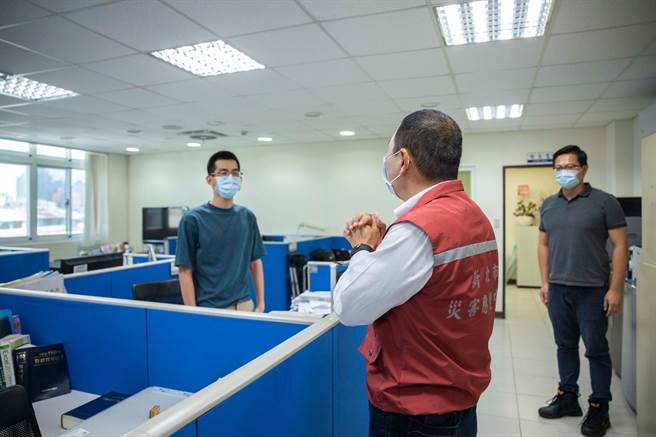 新北市長侯友宜今（14日）上午前往市刑大慰問。（新聞局提供）