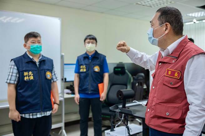 新北市長侯友宜今（14日）上午前往市刑大慰問。（新聞局提供）