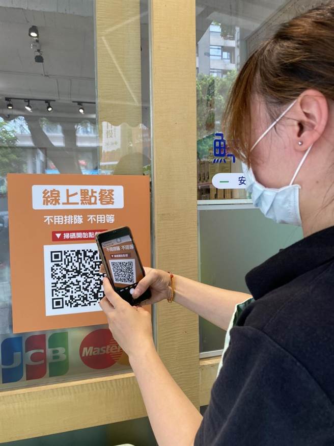 新北市三峽農會考量防疫，推出「鮮農Easy Go」計畫，民眾到店前就可線上購物，並選擇現場領貨或專業宅配取走商品，達到實體店免收銀的目標。（三峽農會提供）