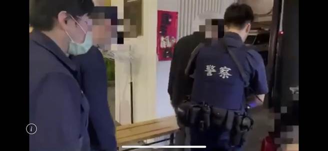 双胞胎兄弟捷运站外对路人「狂咳」　芦洲警逮人送办(翻摄照片／戴上容新北传真)