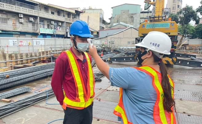 新冠肺炎疫情严峻，严防出现防疫破口，进出工地人员一律要量体温严加把关。（台中市政府提供／陈世宗台中传真）