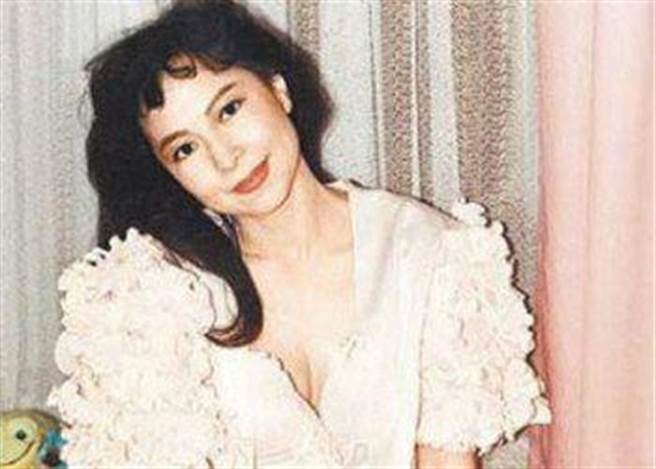 狄娜是一代艳星，不少男人都拜倒在她石榴裙之下。（图/翻摄自微博）