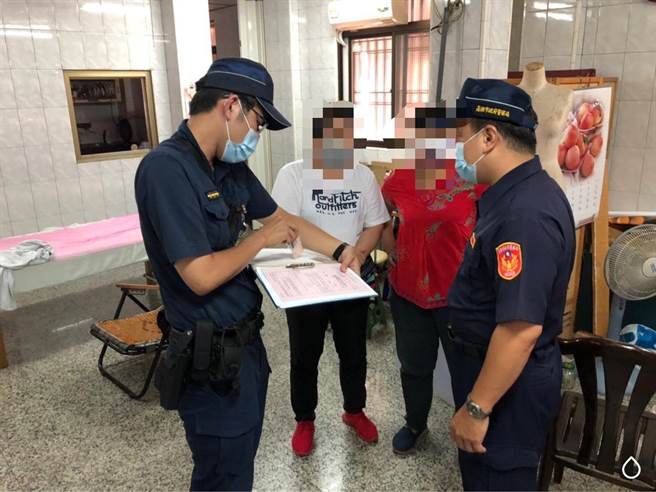 高雄苓雅区大仁市场内13日被警方发现有按摩店无视防疫令，在防疫期间还开店营业，，遭警方依法开罚。（翻摄画面／洪浩轩高雄传真）
