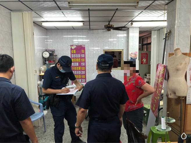高雄苓雅区大仁市场内13日被警方发现有按摩店无视防疫令，在防疫期间还开店营业，，遭警方依法开罚。（翻摄画面／洪浩轩高雄传真）