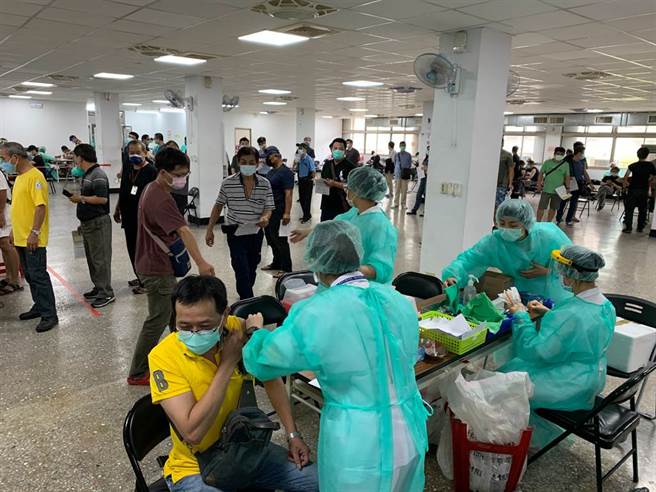 混打新冠疫苗可行吗？前台大医揭最新科学证据指出，AZ混打辉瑞不只可行，还能产生更多抗体。图为台北市环保局一线人员排队注射疫苗。(资料照 邓博仁摄)
