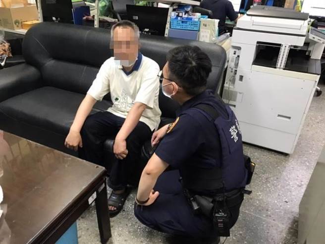 新坡派出所員警協助迷路男子返家。（姜霏翻攝）