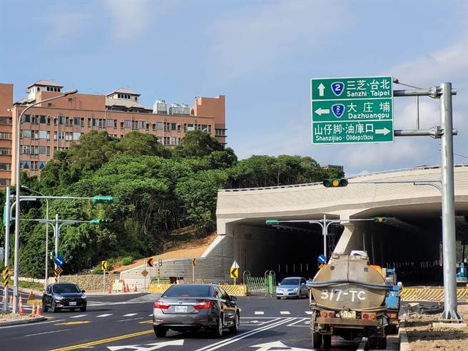 公路总局误将淡水地名「油车口」标为「油库口」，被当地居民嘲讽。（民眾提供／戴上容新北传真）
