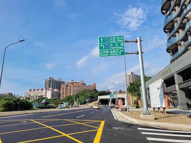 公路总局误将淡水地名「油车口」标为「油库口」，被当地居民嘲讽。（民眾提供／戴上容新北传真）