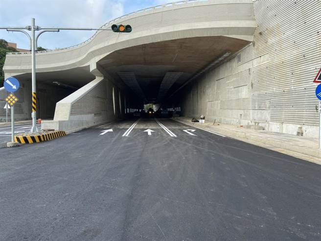 新北市议员郑宇恩表示，公路总局该更用心审视隧道每个细节。（新北市议员郑宇恩提供／戴上容新北传真）