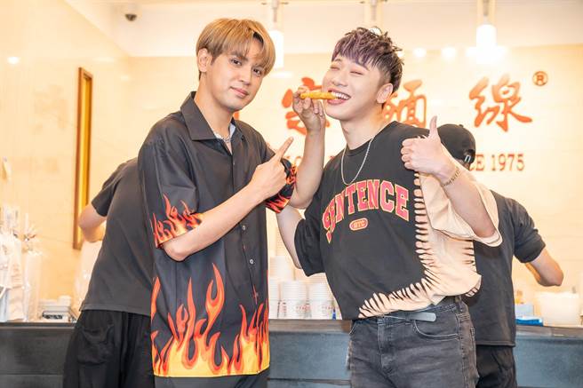 陈零九（左）、小赖一起主持《食尚玩家鱼肉乡民》。（TVBS提供）