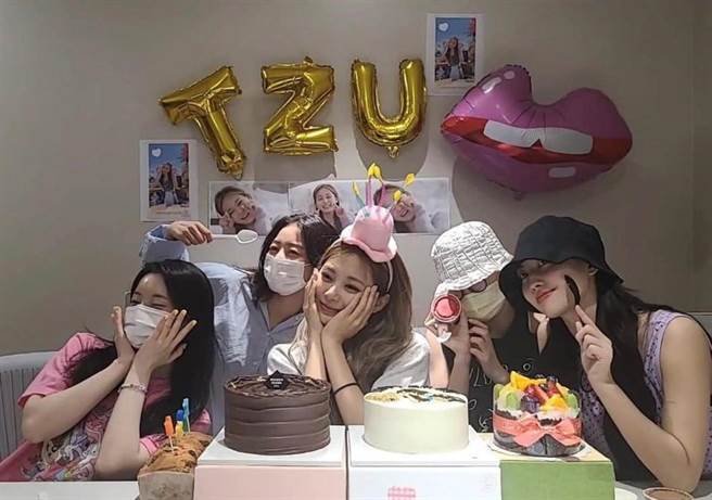 周子瑜和成员们的感情很好。（图／翻摄自TWICE V LIVE）