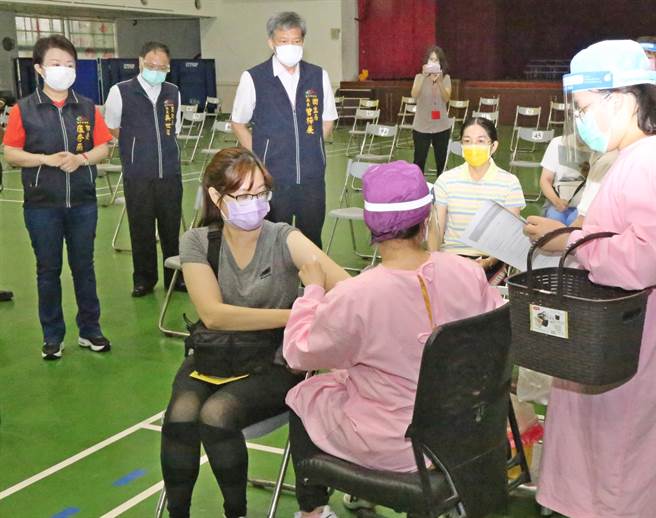 台中市64座疫苗快打站其中7成將採日本「宇美町式」接種法，設置保持社交距離的座椅，由醫護坐著旋轉滑輪椅替長者施打，加快接種速度。（台中市政府提供／馮惠宜台中傳真）