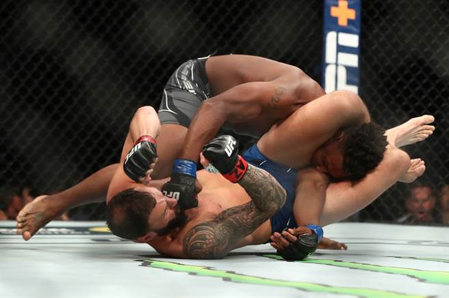 UFC格鬥拳手希爾的左肘被鎖到脫臼，但裁判沒有中止比賽。（達志影像）