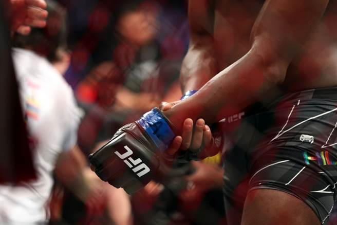 希爾左肘在比賽中脫臼，賽後捧著左手離場。（達志影像）