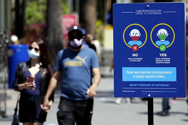 加州訂於15日解除防疫措施，專家示警變異病毒株和未接種疫苗的族群恐成破口。（資料照／美聯社）