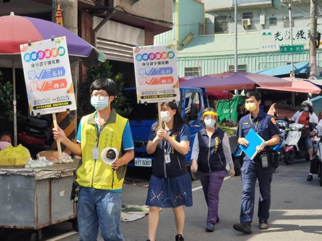 民眾至市場採買請自主配合人群分流及總量管制。（台中市政府提供）