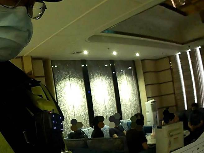 7業者躲酒店發薪，違反群聚禁令警上門開鍘。(翻攝照片／蔡依珍桃園傳真)