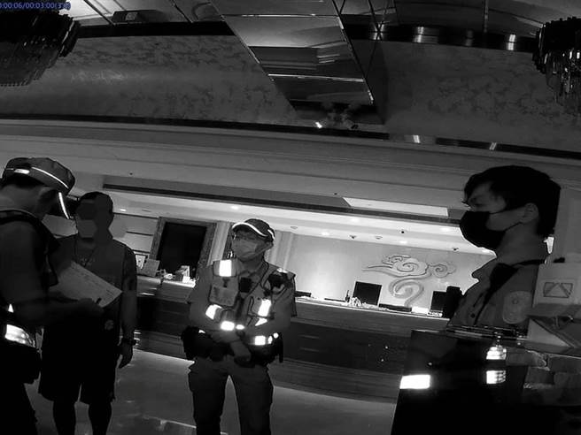7業者躲酒店發薪，違反群聚禁令警上門開鍘。(翻攝照片／蔡依珍桃園傳真)
