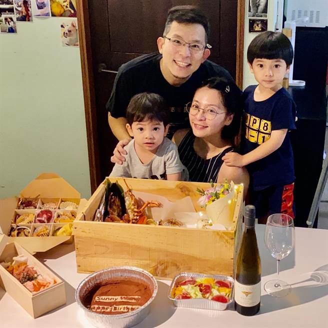 小威一家四口和乐融融。（LeMood提供）