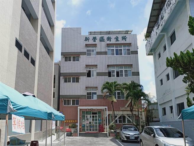 台南市獲配5.6萬劑AZ疫苗，85歲以上長輩安排從15日開始施打，新營區將有5家特約診所和衛生所共6處接種地點。圖為新營衛生所。（張毓翎攝）