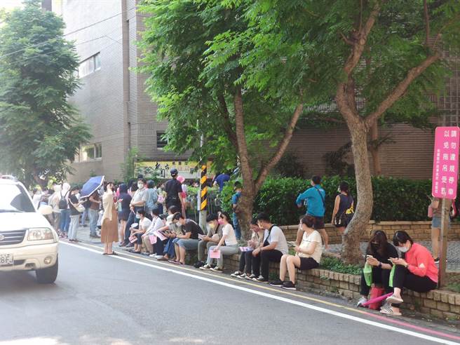 桃園衛生所13日現場排滿了欲施打疫苗的醫事人員，讓醫護質疑是否有群聚疑慮。（姜霏攝）