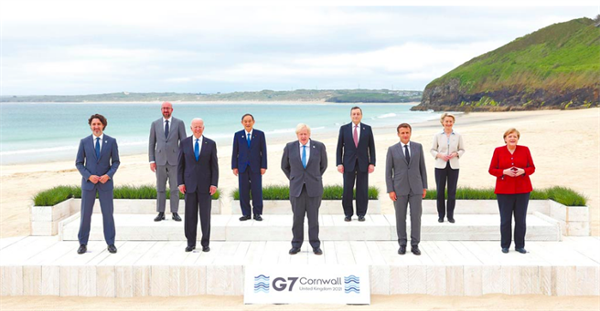 圖為6月12日，G7領袖合影留念。（摘自英國首相官邸）
