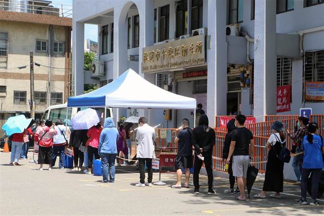 護理長也呼籲前來施打的民眾，由於防疫相關規定，等民眾排隊時耐心等候，也要記得保持安全社交距離。（陳麒全攝）
