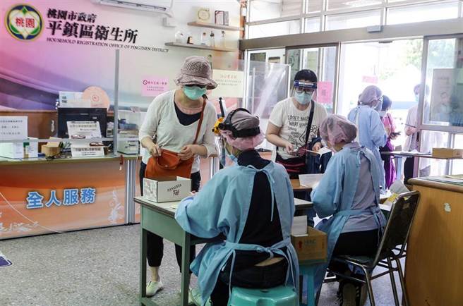 護理長也呼籲前來施打的民眾，由於防疫相關規定，等民眾排隊時耐心等候，也要記得保持安全社交距離。（陳麒全攝）
