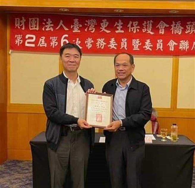 六龜警分局副分局長賴進財（右）愛捐血，30年如一日。（警方提供／林瑞益高雄傳真）