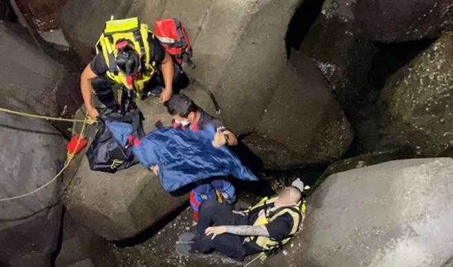 王姓釣客摸黑進港釣魚，疑因視線不佳落海。（民眾提供／陳淑娥台中傳真）