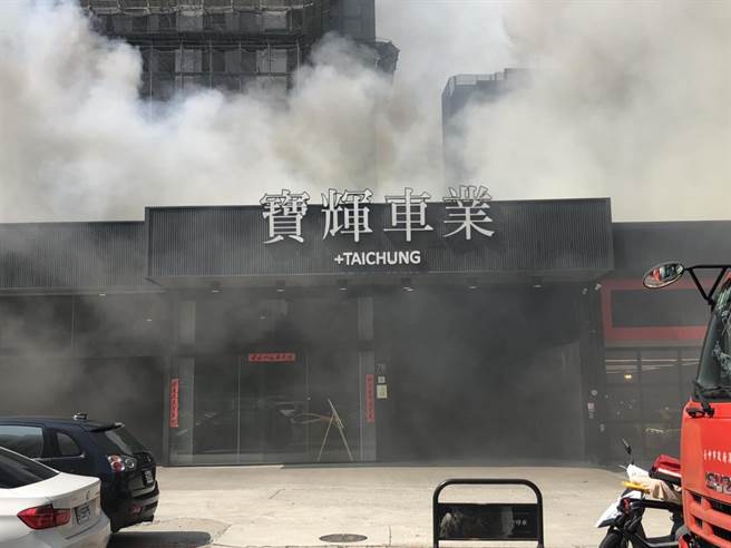 台中市西屯区福星西路一栋铁皮屋，今天下午发生火警，铁皮屋隔壁紧邻车行，消防人员利用水线防止火势蔓延。（民眾提供）