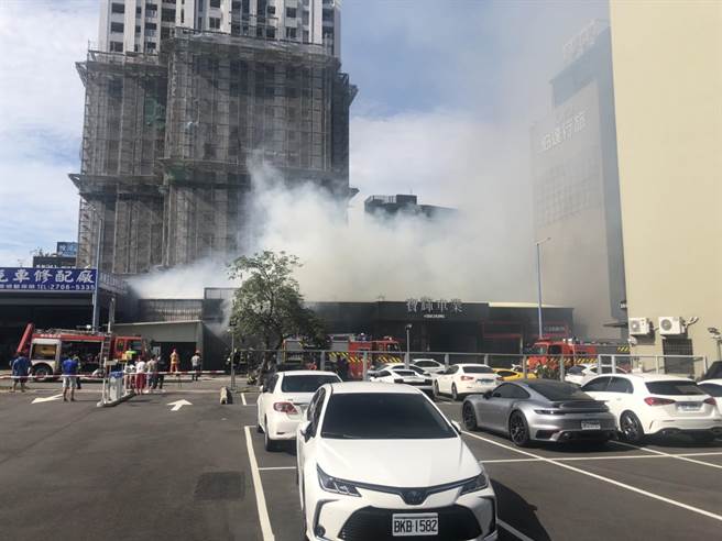 台中市西屯区福星西路一栋铁皮屋，今天下午发生火警，铁皮屋隔壁紧邻车行，消防人员利用水线防止火势蔓延。（民眾提供）