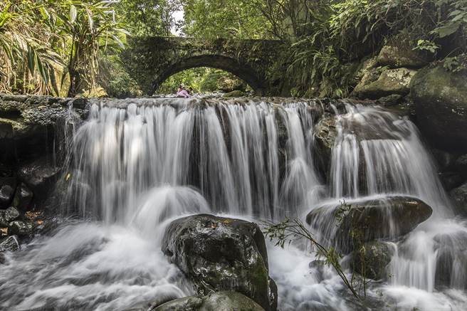 5月底的这波梅雨，让新竹县山林溪流，恢復潺潺流水的景象。（罗浚滨摄）