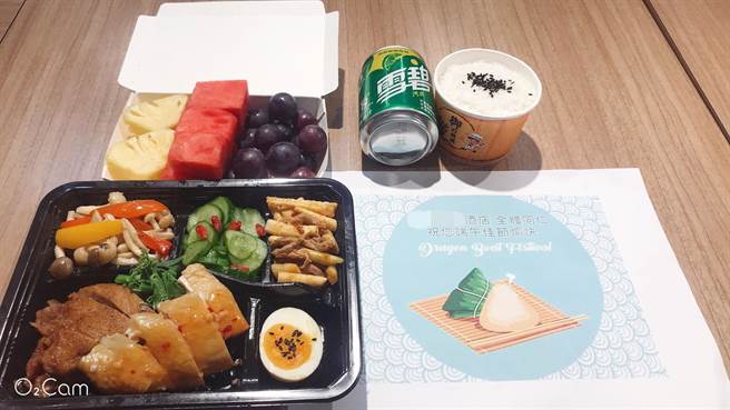 端午節隔離民眾不孤單 新北防疫旅館加菜、送禮盒暖心問候（觀旅局提供／戴上容新北傳真）