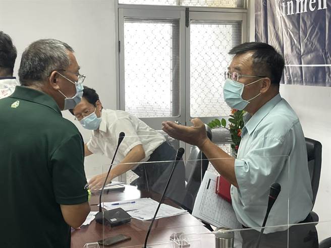 中央配發金門縣的1萬1200劑AZ疫苗開打在即，縣防疫指揮中心加緊相關作業。（金門縣府提供）