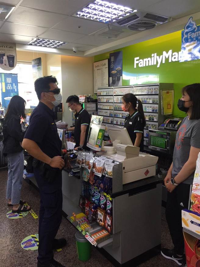 台南市警方发现锁定因疫情急需纾困的民眾，成为新型诈骗手法，加强超商巡逻，以防车手提领与民眾异常匯款。（读者提供／程炳璋台南传真）