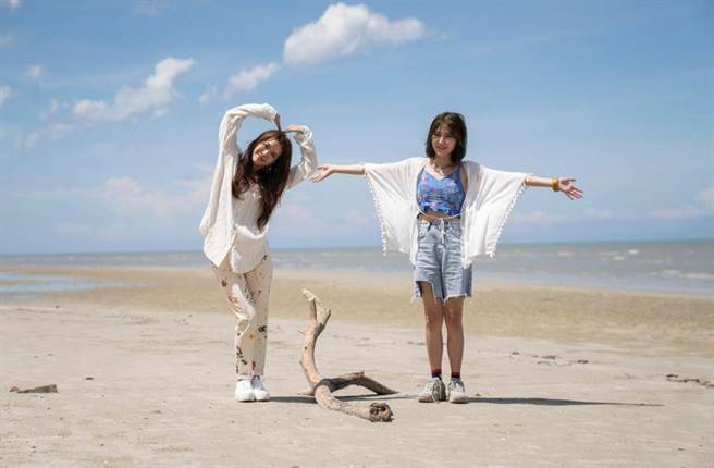 傅健穎（右）與郭修彧合作翻唱〈小摩托〉。（翻攝傅健穎IG）