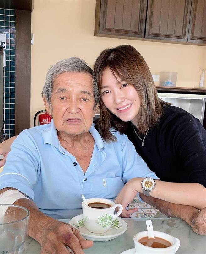 傅健穎（右）心疼父親不慎跌倒。（翻攝傅健穎IG）