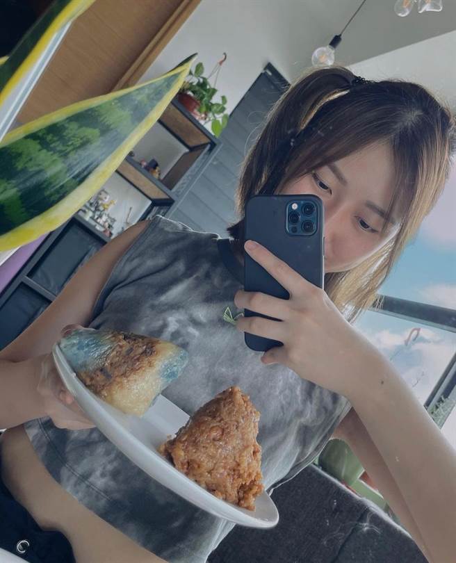 傅健穎今年第一次自己包粽子。（翻攝傅健穎IG）